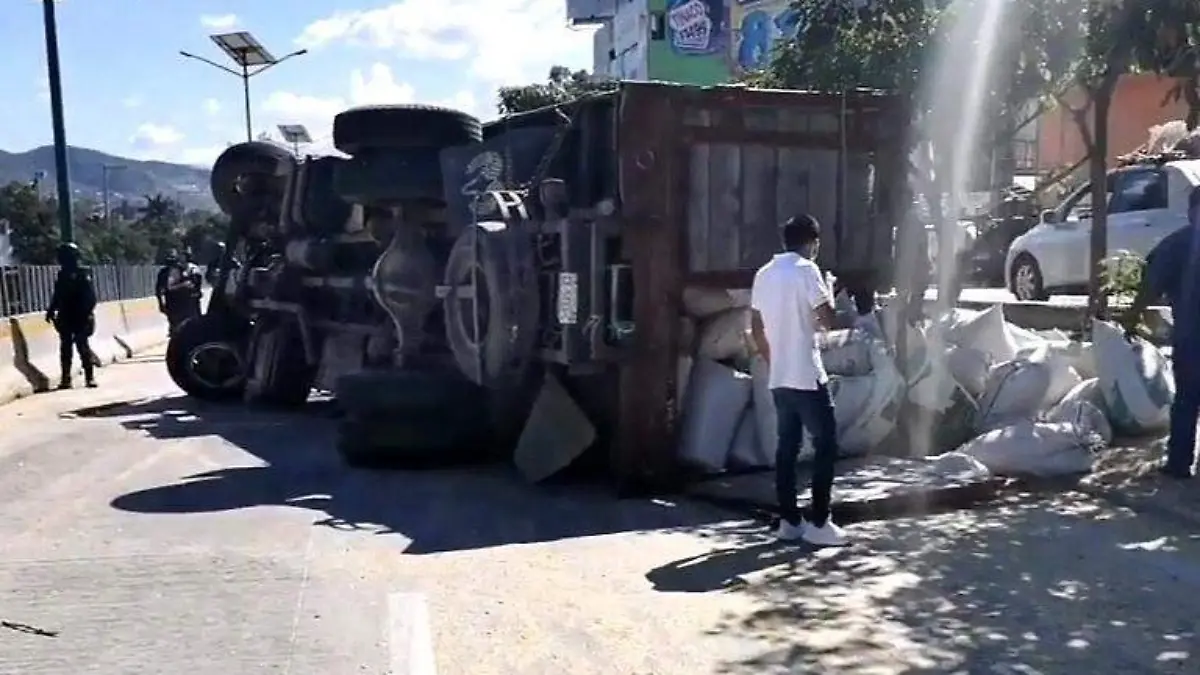 Camión volteado en chilpancingo