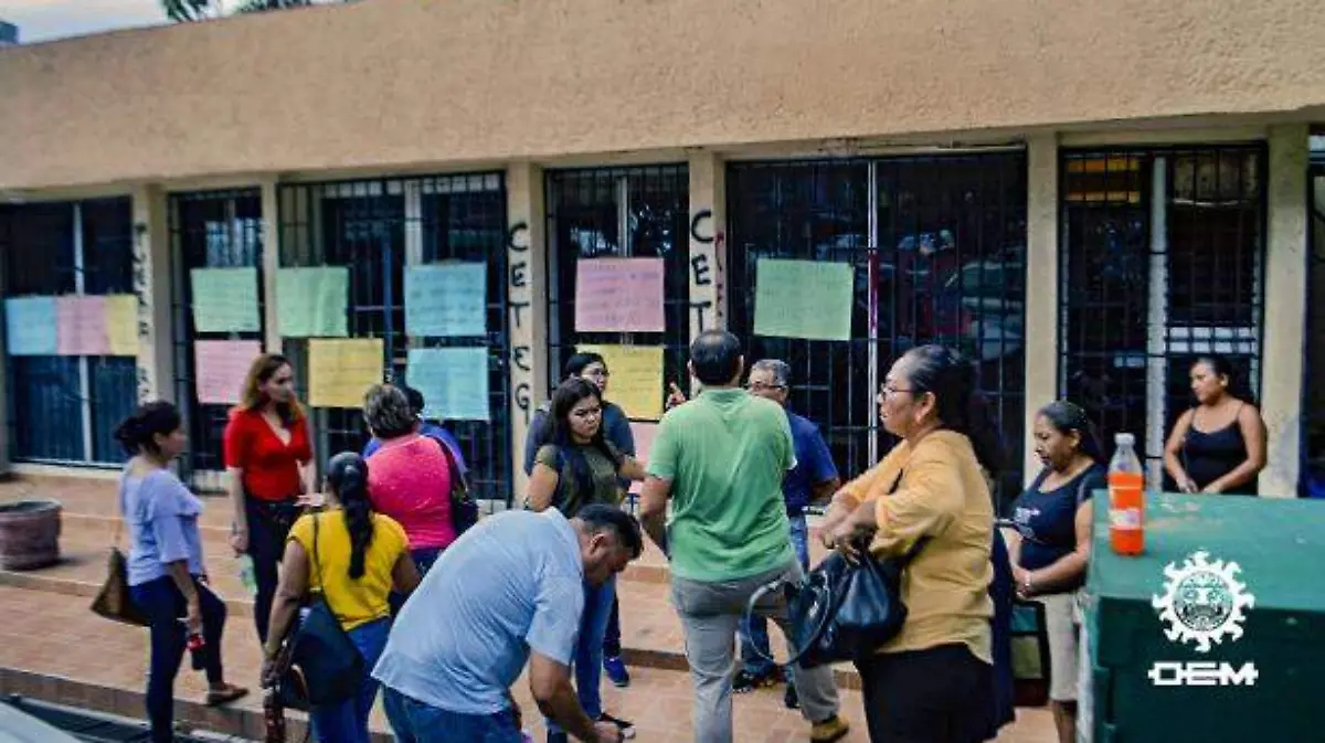 Acapulco - Protestan alumnos y maestros en exigencia de destituir a alumno