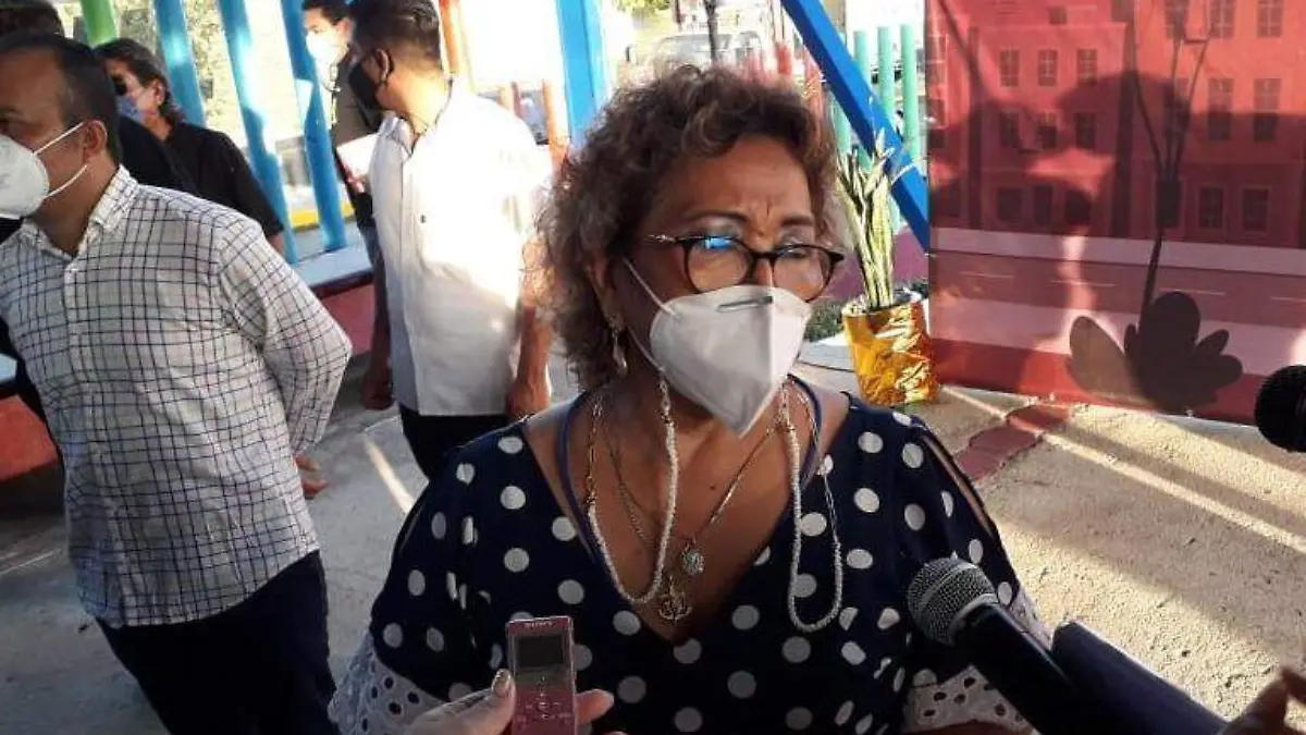 Adela román semaforo rojo