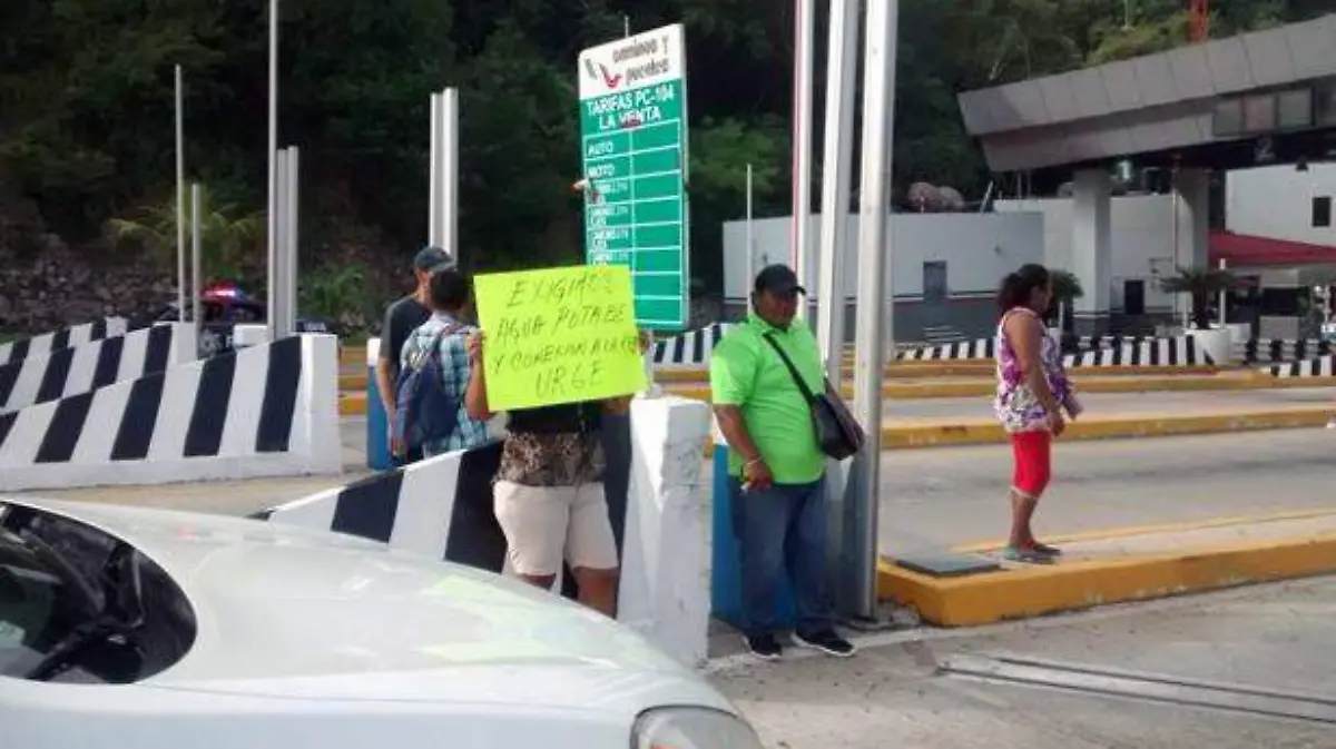 Acapulco bloqueo de la caseta de La Venta