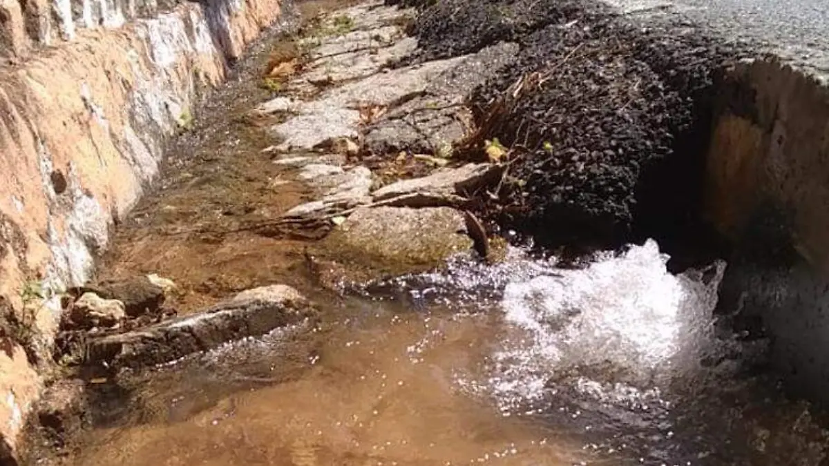 Fuga de agua en la escénica
