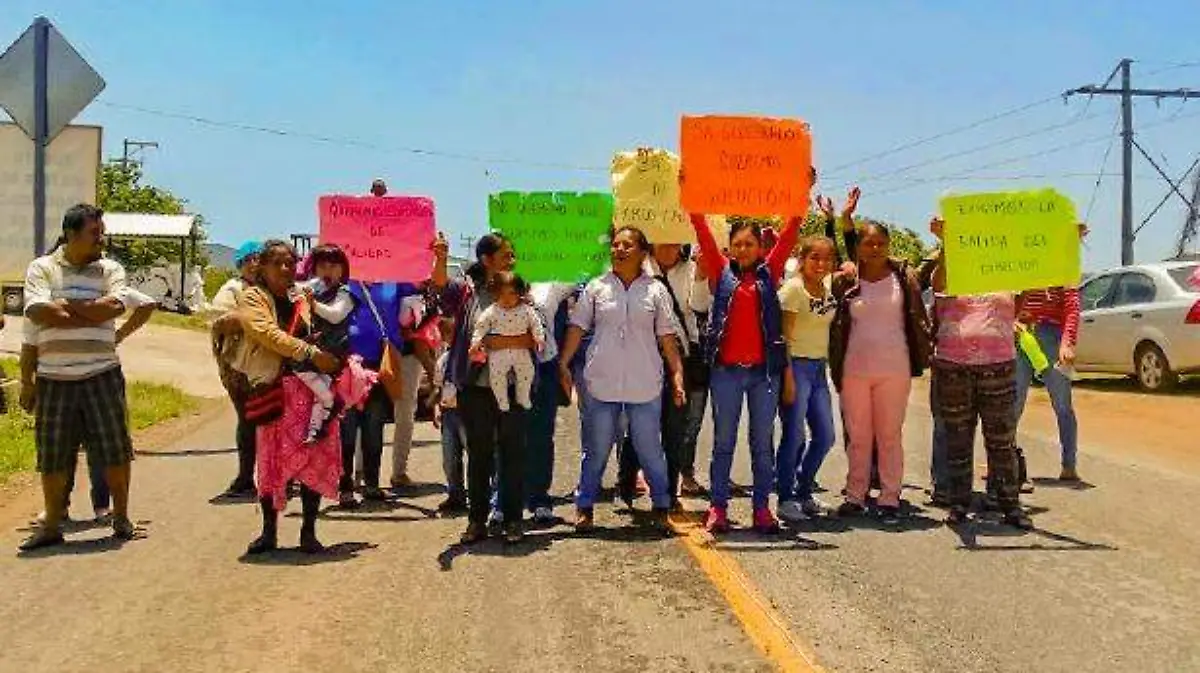 Iguala - bloquean padres la Iguala - ciudad altamirano