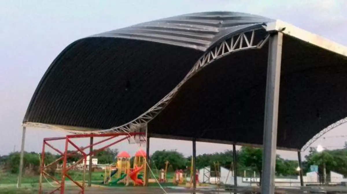 Zihuatanejo - fuertes vientos dejan daños materiales