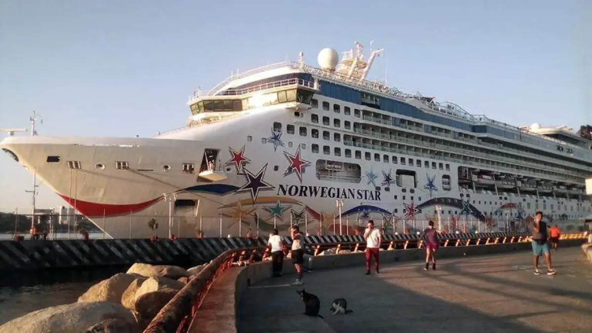 Arriba crucero al puerto de Acapulco
