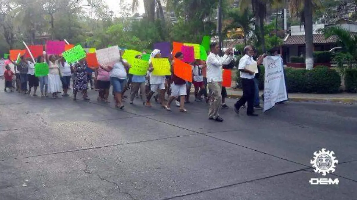 Zihuatanejo - marchan y piden liberación de jóvenes 