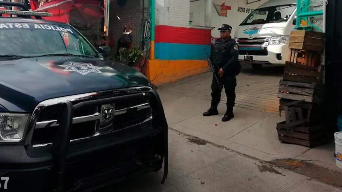 Policias resguardan sitio1