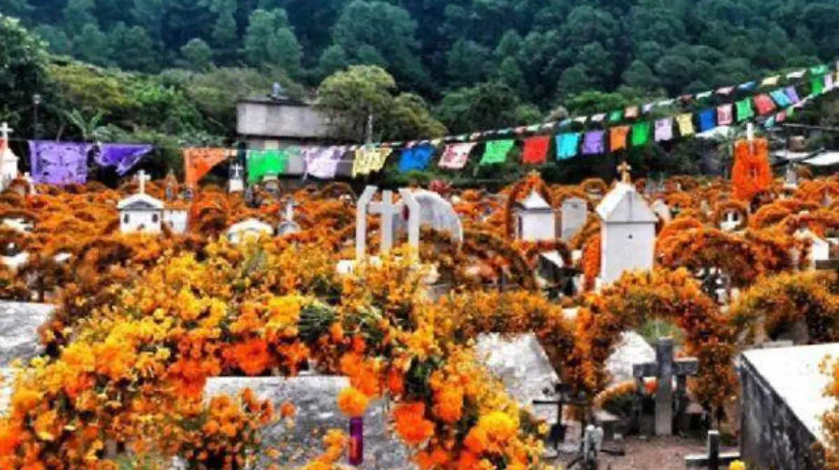 Tumbas se pintan de amarillo en Ometepec