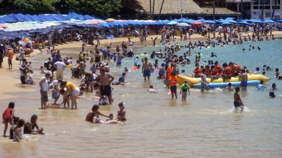Acapulco playas llenas de turistas