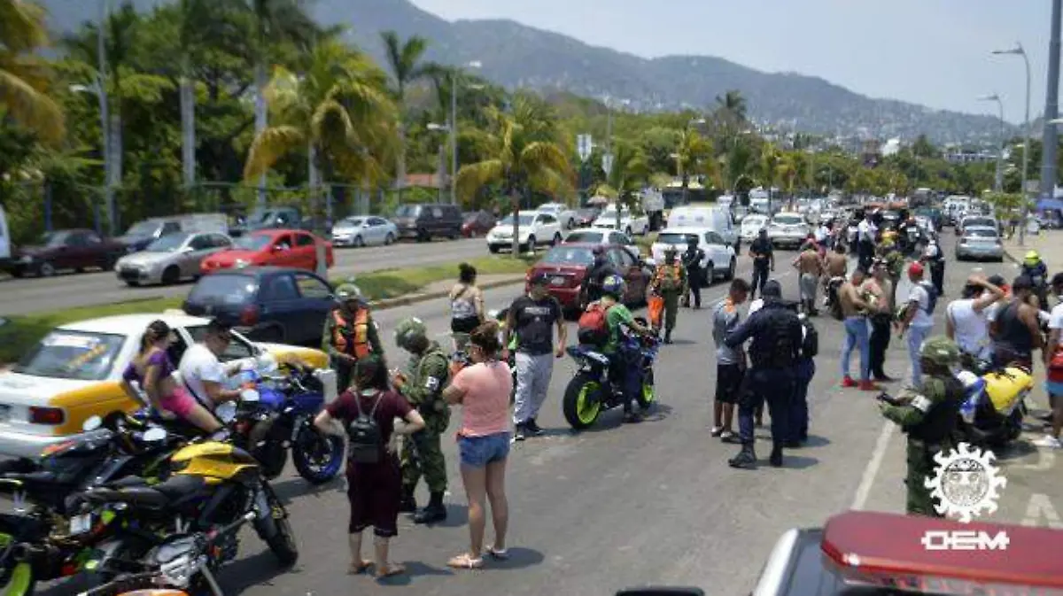 Acapulco - Motos en el asta e la bandera