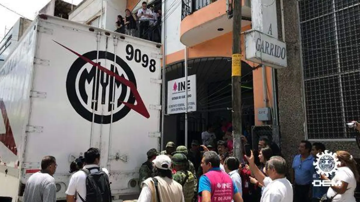 Iguala - llega papelería electoral al distrito 02