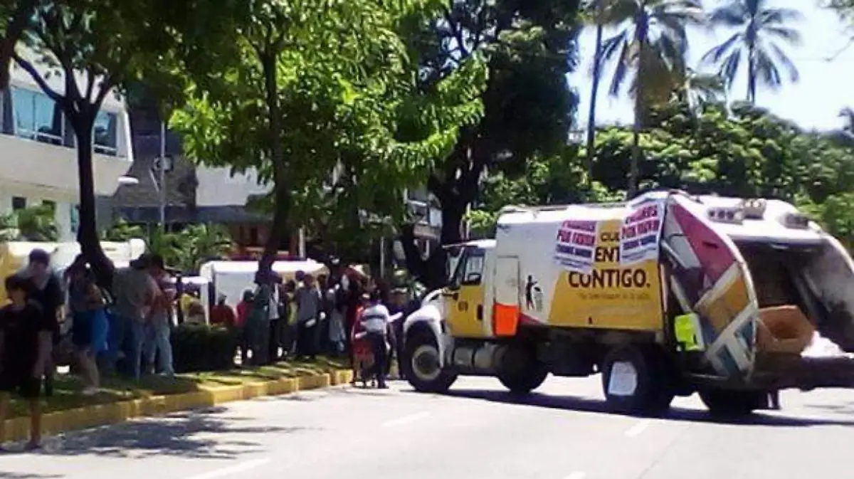 Costera bloqueada por trabajadores de la basura