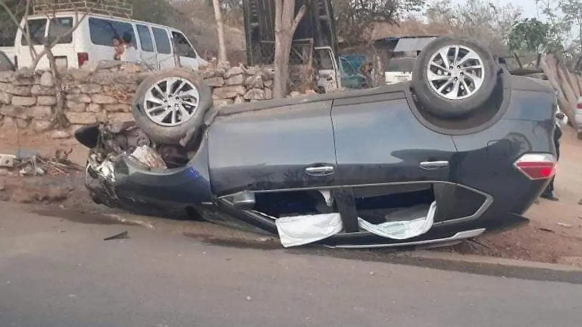 Volcadura camioneta costa chica