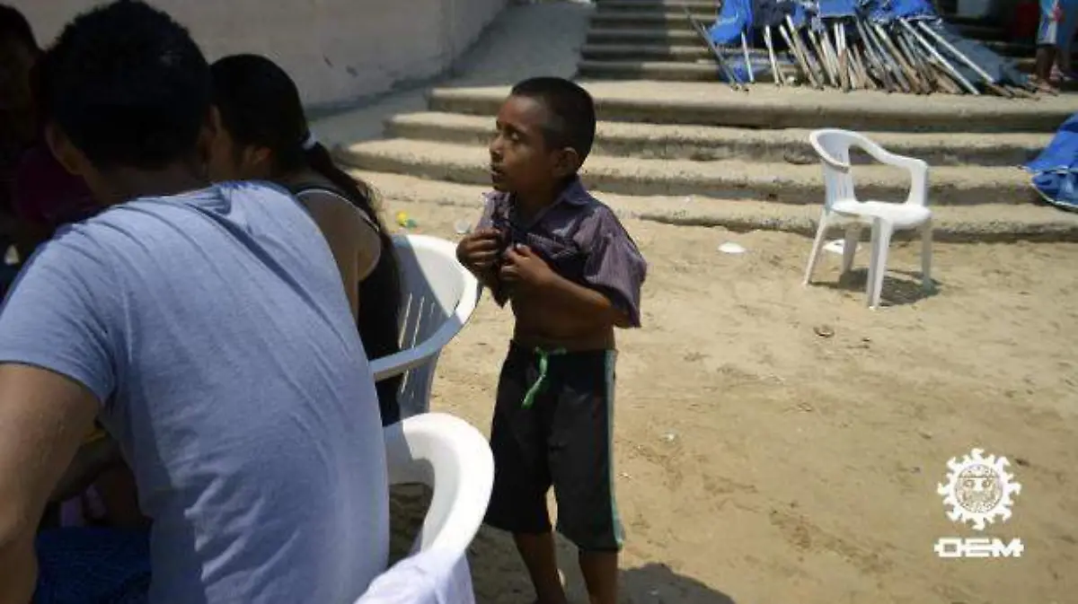 Infantes trabajando en las playas de Acapulco