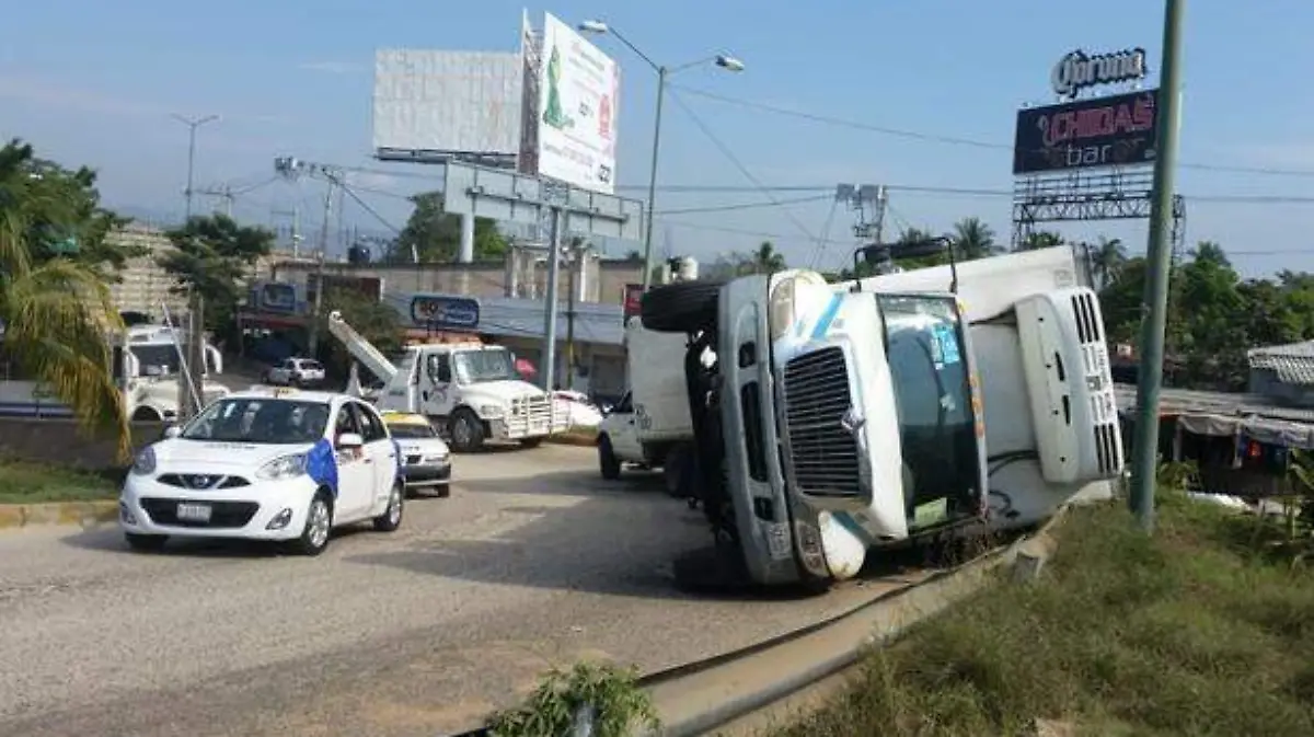 Vuelca camión de carga pesada en las cruces