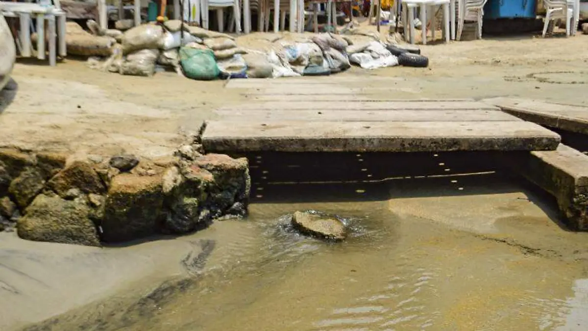 Aguas negras en Caleta y Caletilla