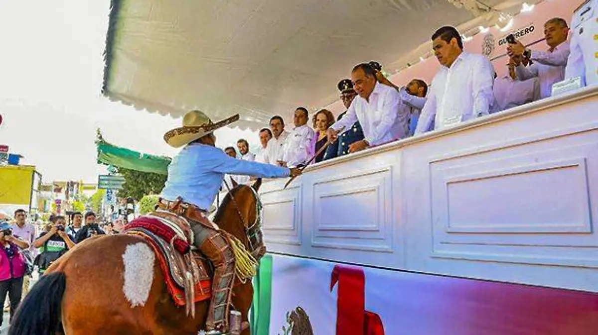 ACapulco Astudillo preside desfile del 20 de noviembre