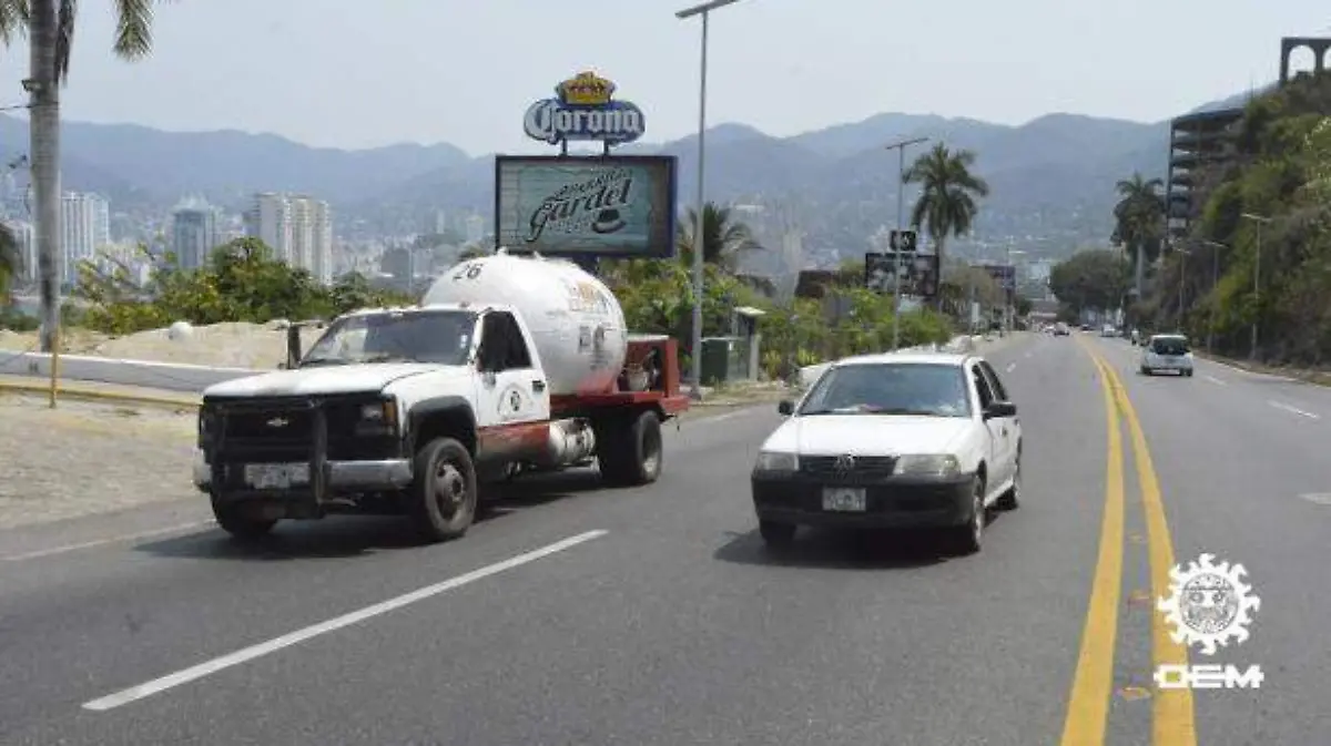 Acapulco - Circulación de pipas en la escénica 2