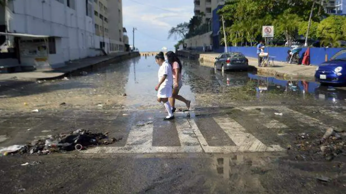 Acapulco - Mar de fondo en la costera 