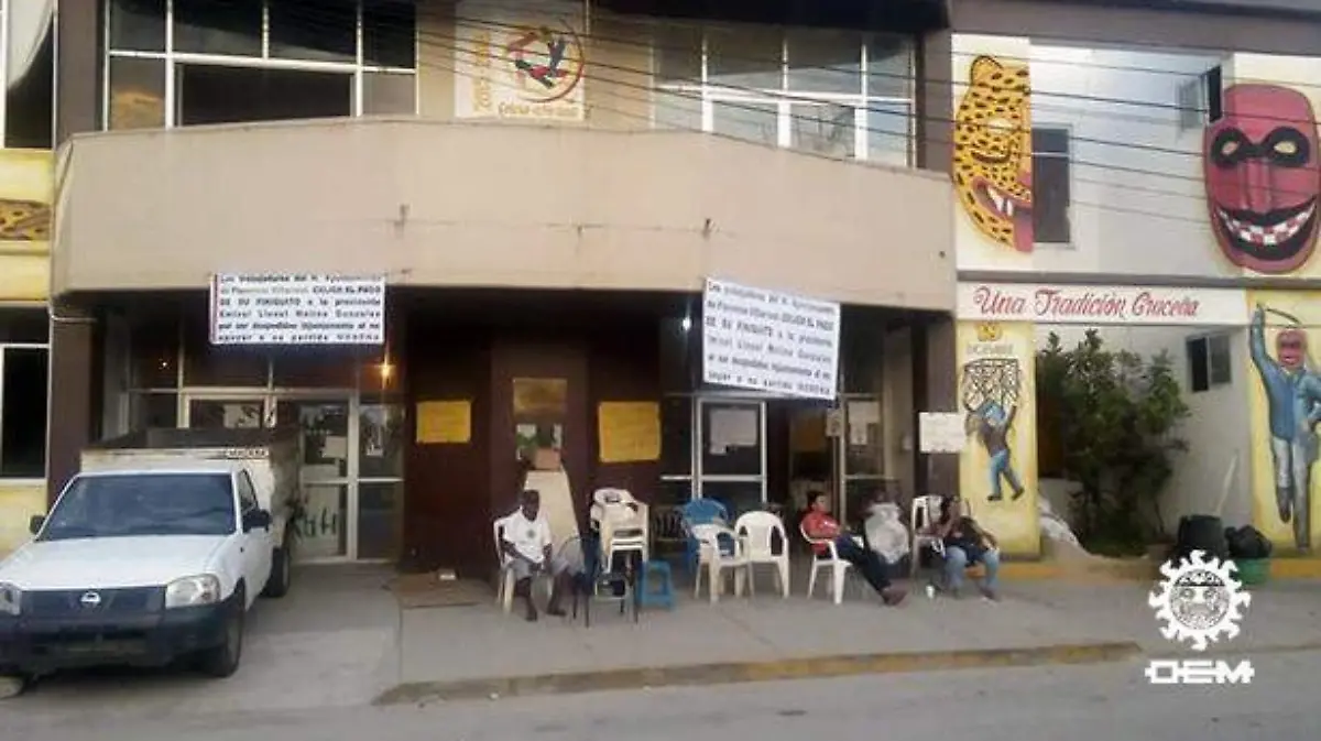 Toman alcaldía en exigencia de pago