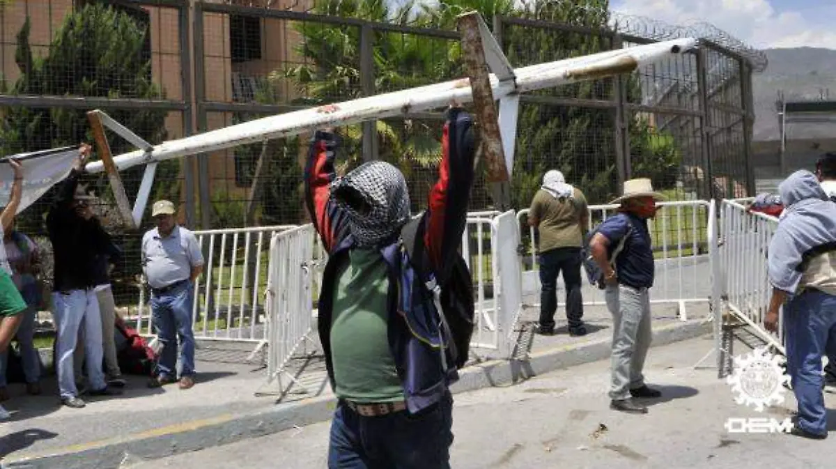 Chilpancingo - vandalizan puerta del palacio 2