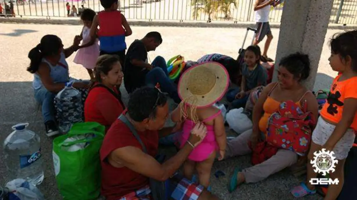 Acapulco - familia durmió en la banqueta de la costera