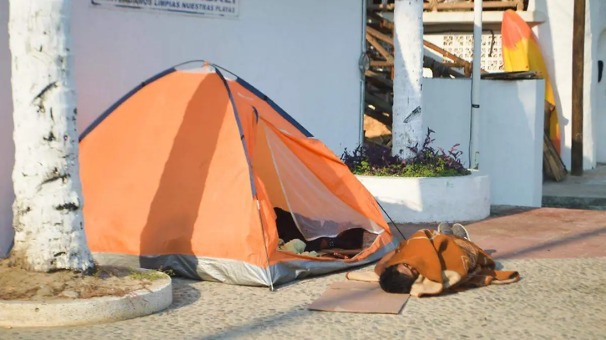 turistas duermen en las calles