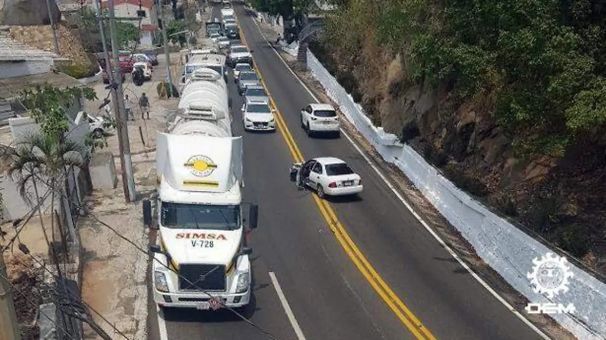 Acapulco - Peligro latente porcirculación de pipas en la escénica
