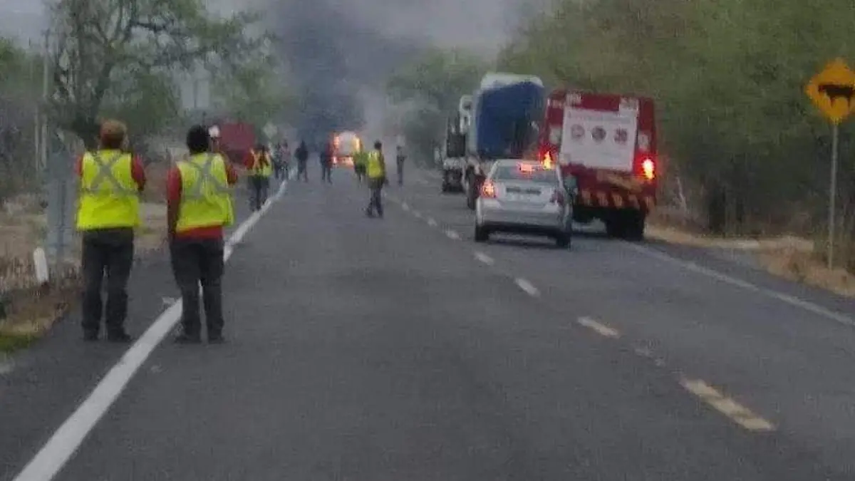 Tráiler incendiado gasolina