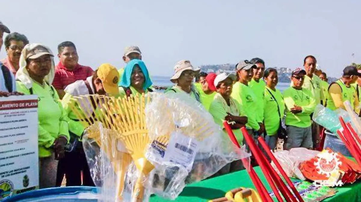 Acapulco- promotora de playas entrega de equipo para limpieza
