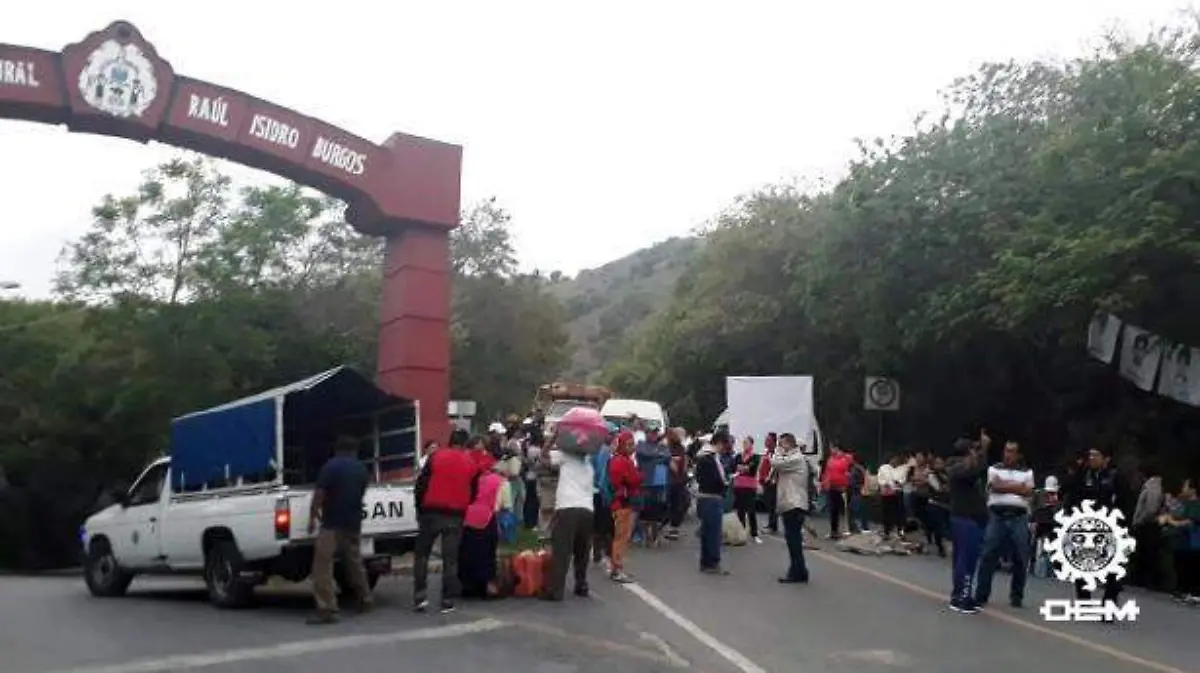Bloquean entradas a tixtla