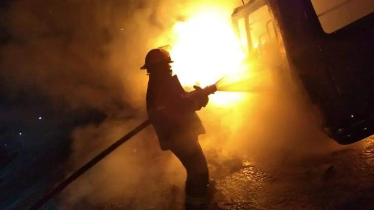 Incendian camioneta van en la escénica