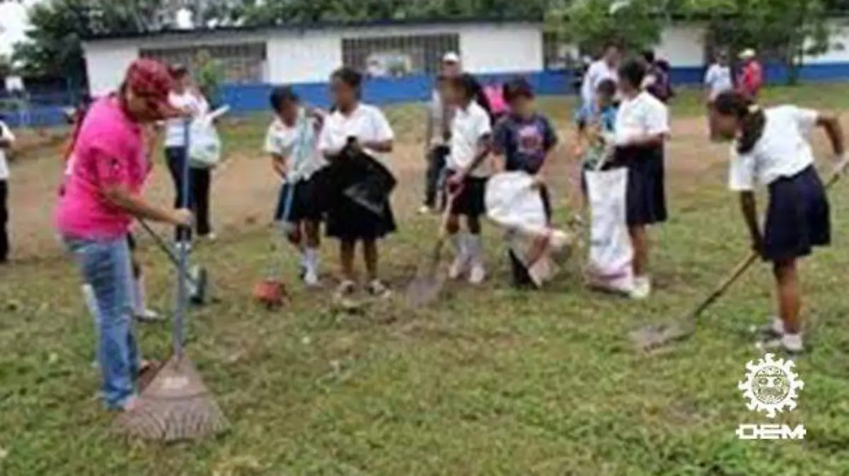 Costa chica - niños limpian basura de sus escueals