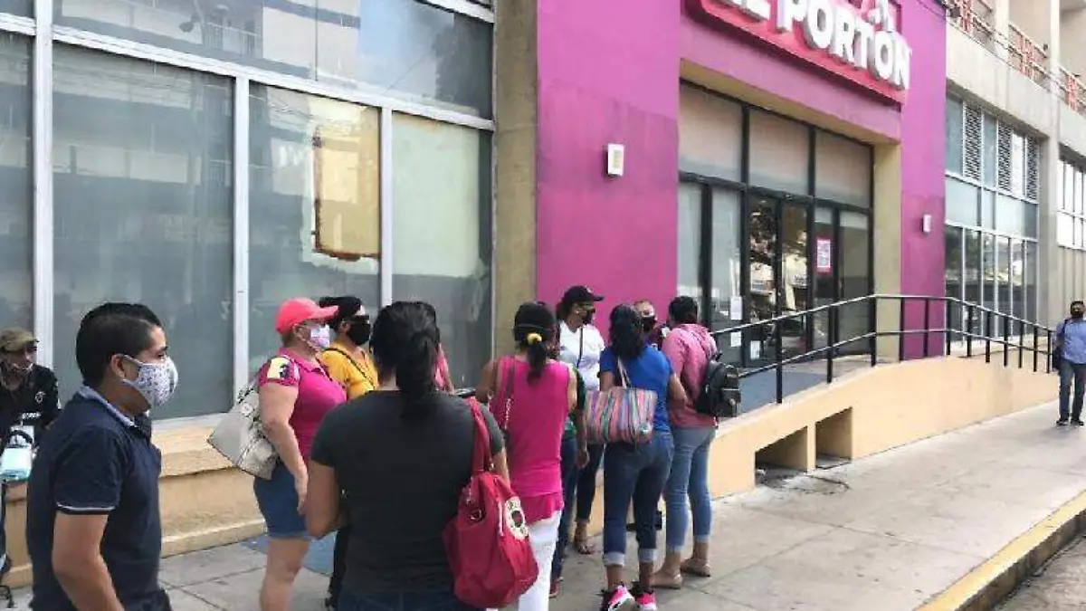 Protesta afuera del portón acapulco