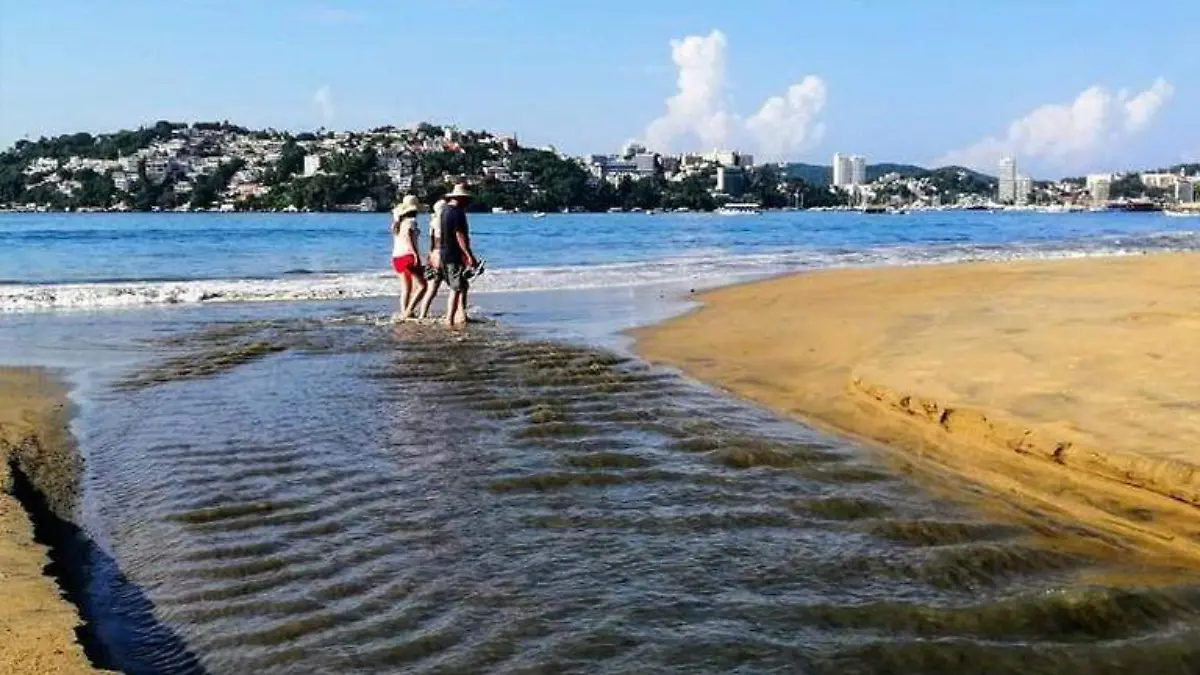 Acapulco - aguas negras en la playa