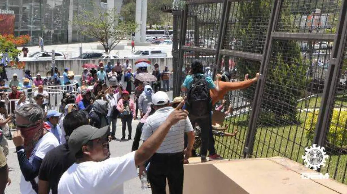 Chilpancingo - vandalizan puerta del palacio 3