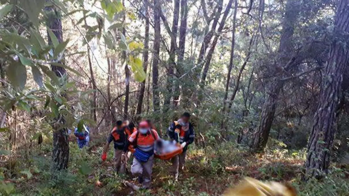 Rescatan cadaver en los cerros