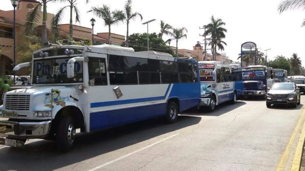Acapulco - transportistas protestan en las oficinas de protur.