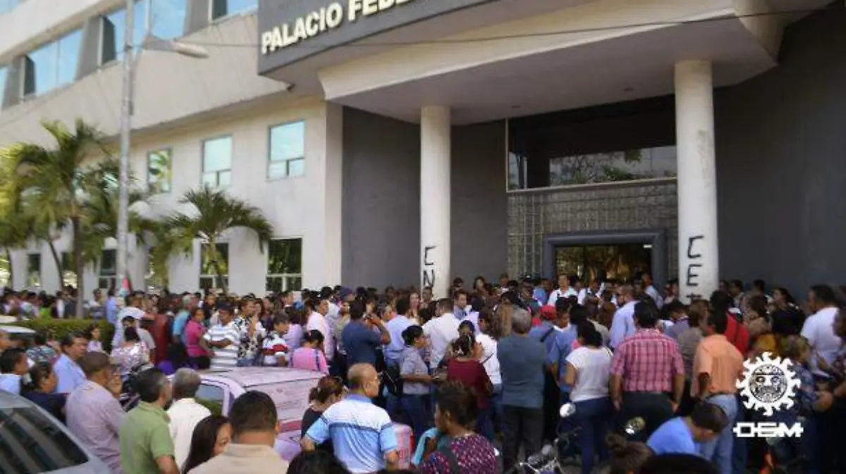 Acapulco - trabajadores piden que les paguen en el ayuntamiento