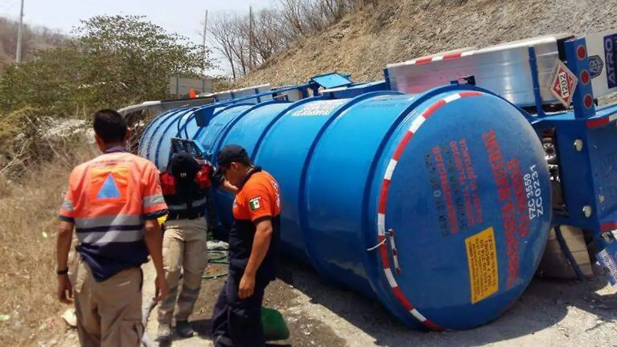 Volcadura PIPA Atzcala