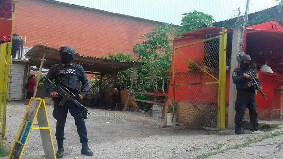 Policias resguardan sitio