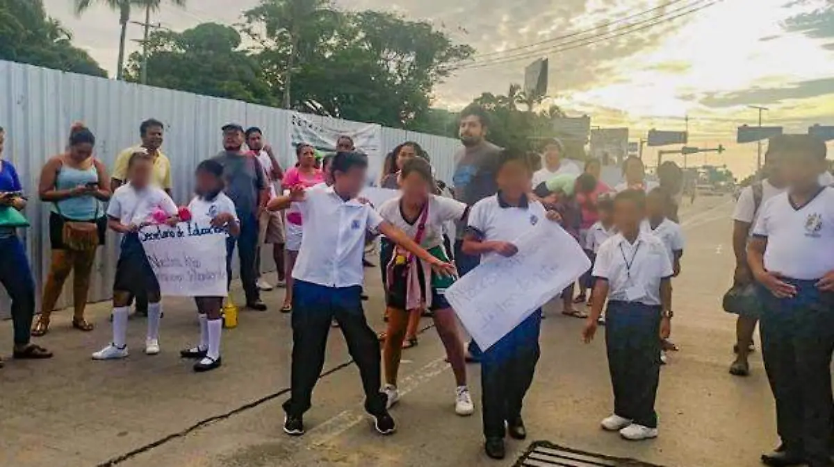 Acapulco - niños bloquean paso en el bulevar de las naciones
