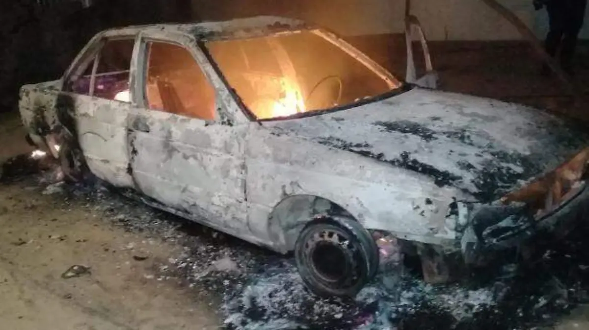 Policiaca - incendian vehículo con cuerpo dentro 2