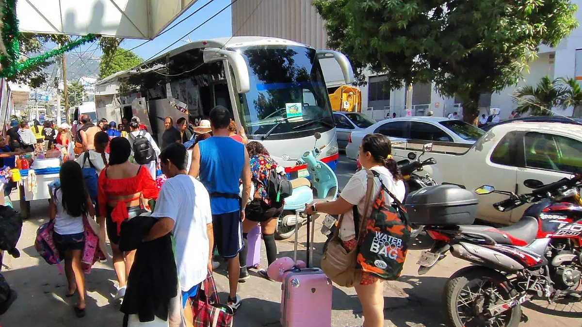 Regresan turistas a sus hogares 