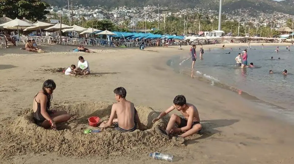 Turistas en playas de Acpaulco