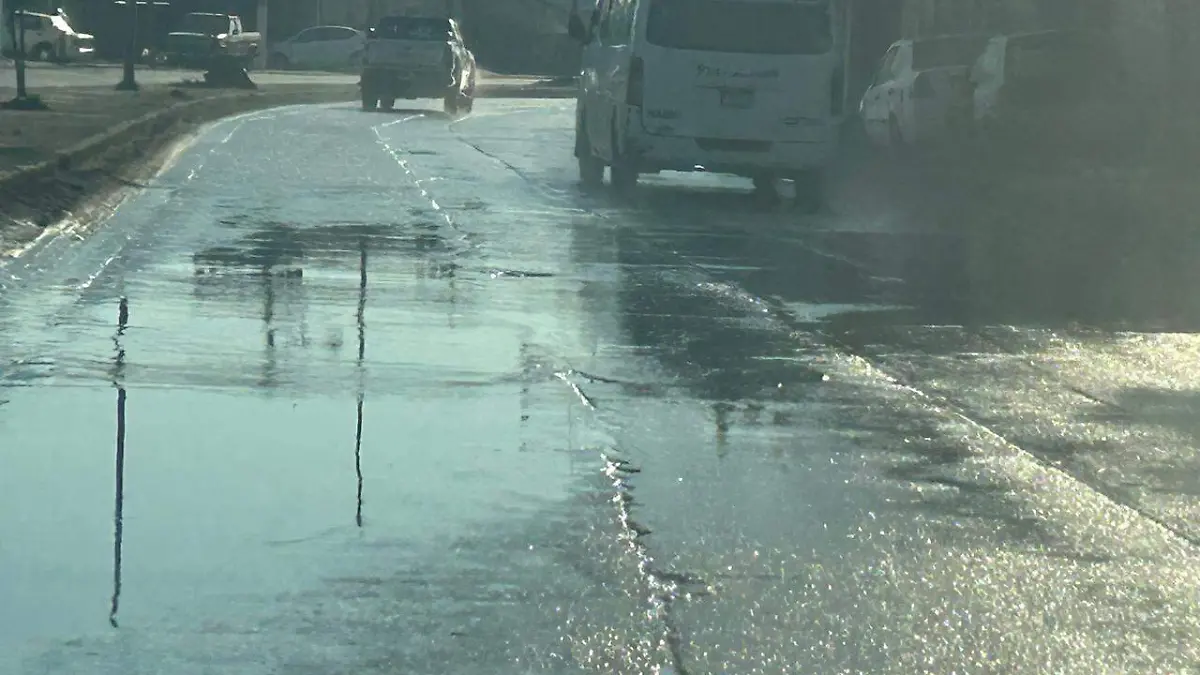 Piden conductores a las autoridades tomar medidas para evitar aguas negras y coladeras abiertas sean un peligro 
