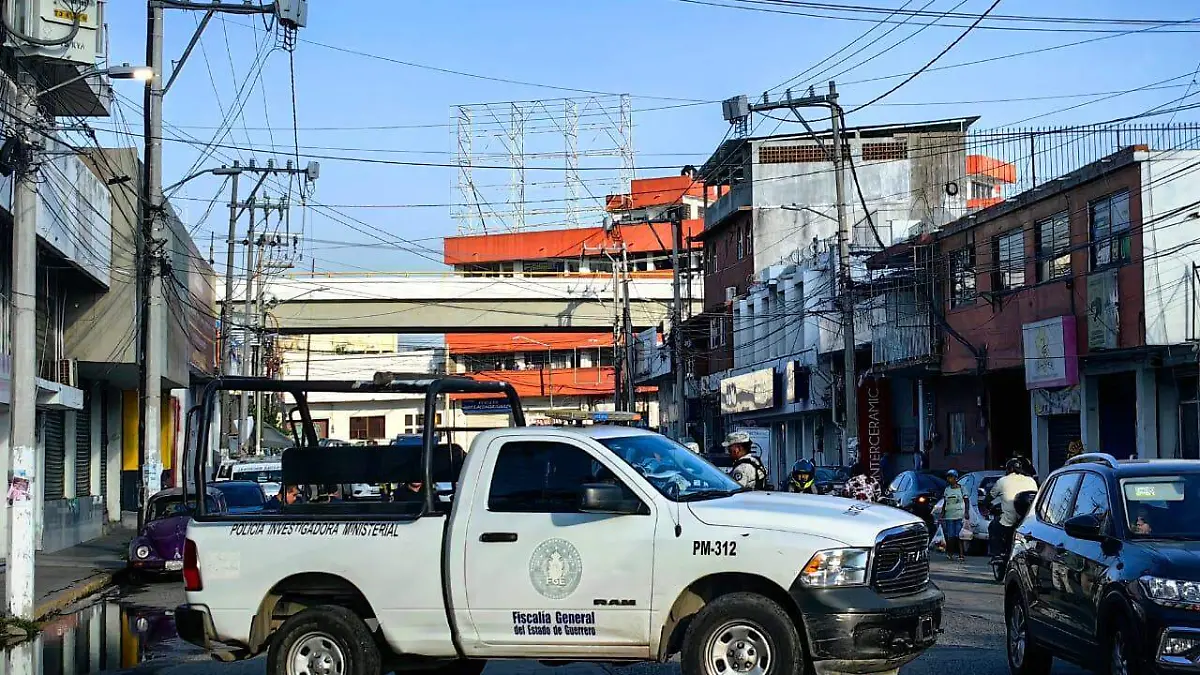 Mujer es atacada a balazos, en la avenida Ejido 