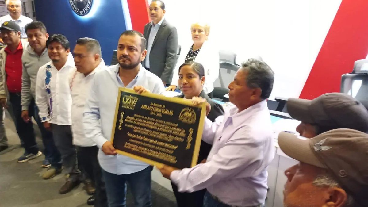 diputado con indígenas