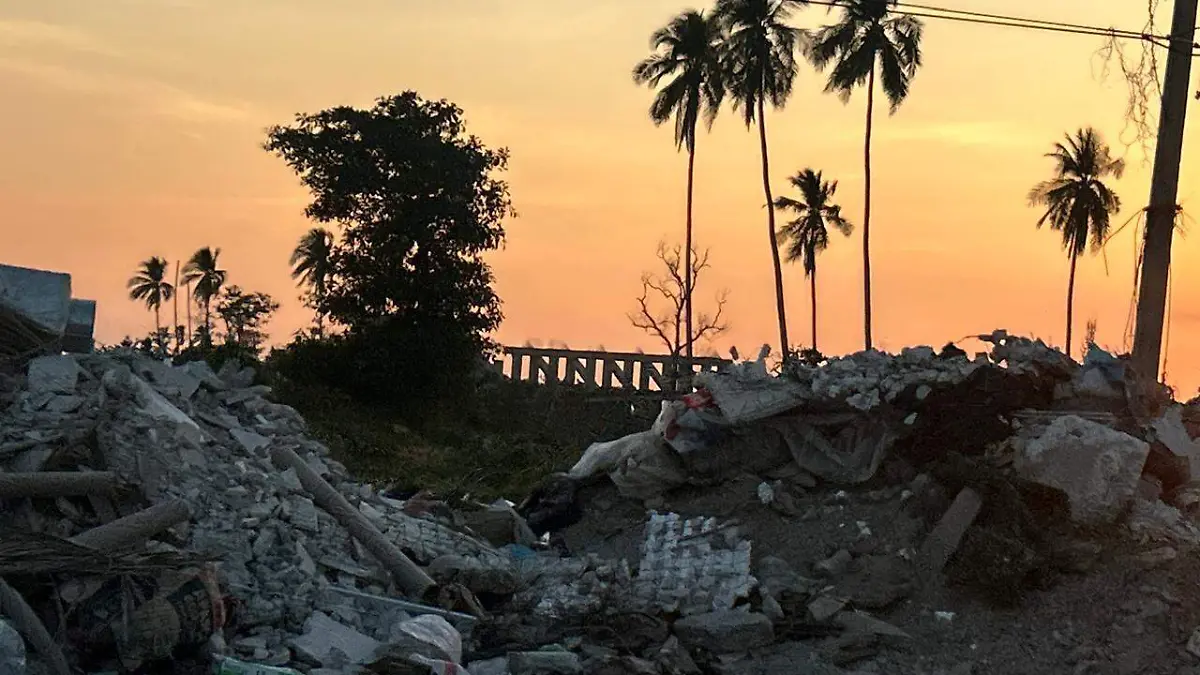 Todo tipo de escombro es arrojado a orilla de carrerera 