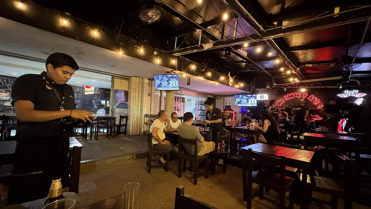 Buena afluencia en restaurantes de Acapulco