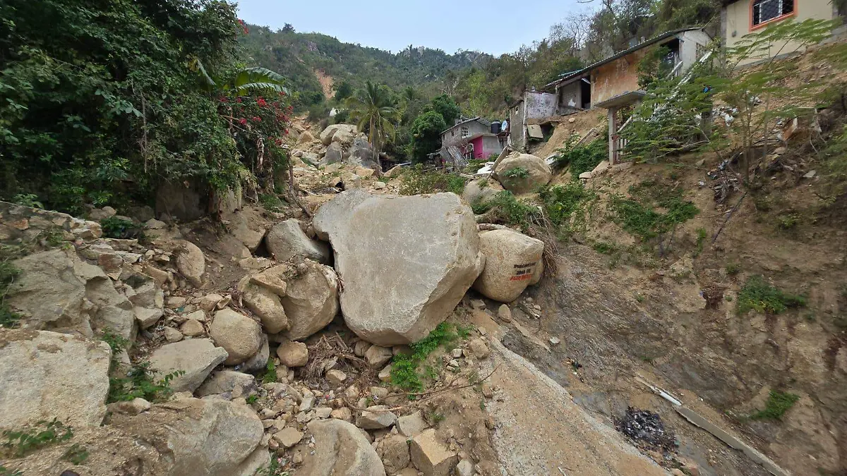 Vecinos de la colonia Libertad, en espera de que autoridades de gobierno, retiren las grandes rocas y tierra 